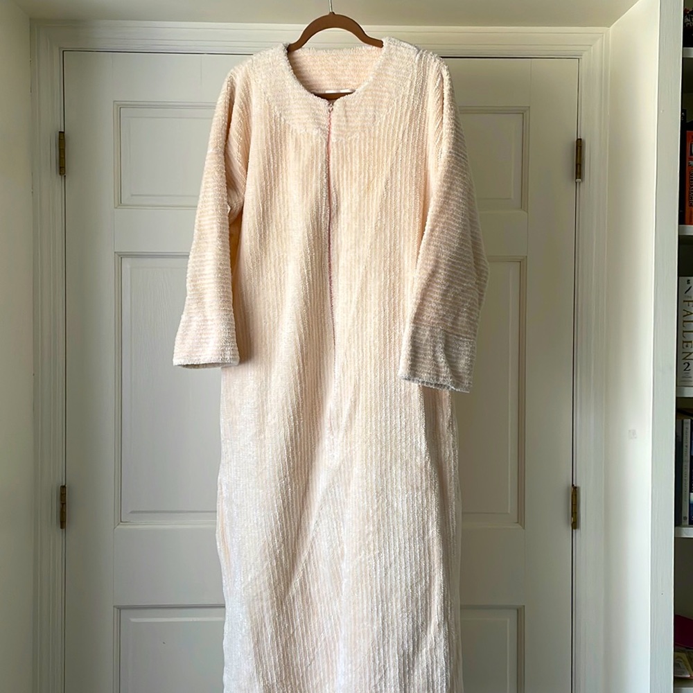 Cozy long mid-way zipper bath/ spa robe, size medium